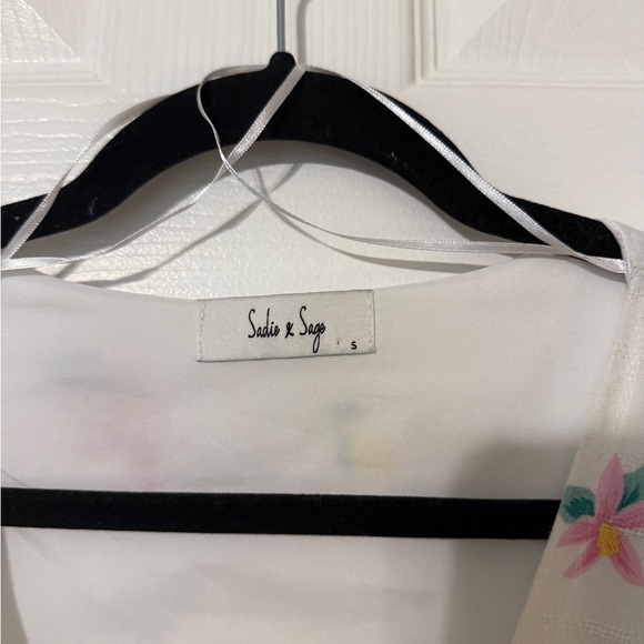 Sadie & Sage White and Yellow Flutter Sleeve Blouse - Picture 6 of 10